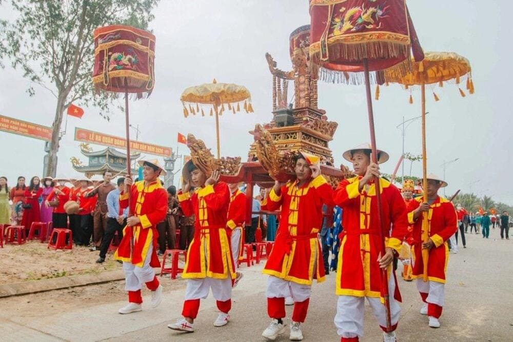 Hòa mình vào không khí rộn ràng của Lễ hội Cầu Ngư – nét văn hóa đặc sắc của ngư dân Nhơn Lý (Nguồn: Báo Thanh Niên)